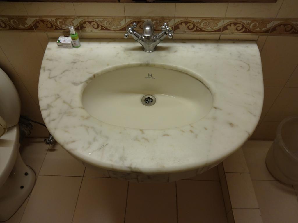 Alka Premiere Otel Yeni Delhi Oda fotoğraf